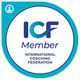 Das Firmenlogo der ICF, Internation Coaching Federation, befindet sich in einem weißen Kreis. Der Kreis ist mit einer dünnen blauen Linie umrandet und ist auf einer türkisenen Fläche mit einer Ecke aufgesetzt. Frau Kovacs-Bertrand ist Mitglied im ICF.